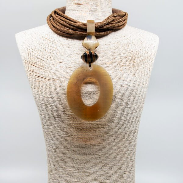 Collar asta corto cordón beige y ovalo mostaza