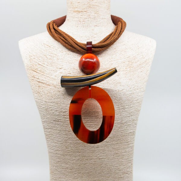 Collar asta corto cordón marrón y ovalo naranja