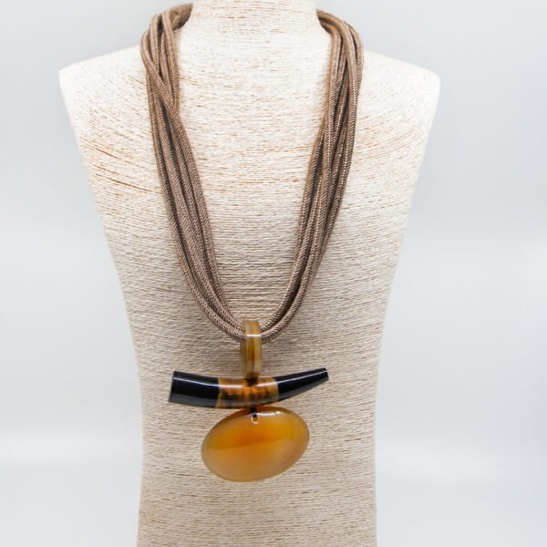 Collar asta largo cordón beige y pieza mostaza