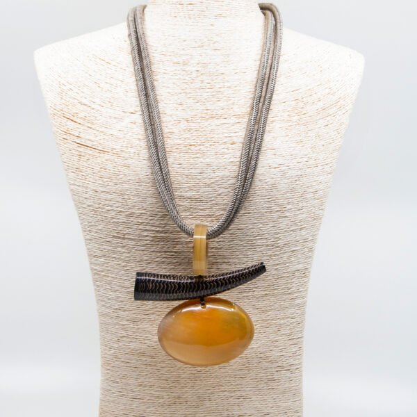 Collar asta largo cordón gris y pieza mostaza