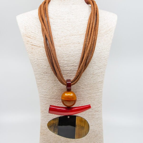 Collar asta largo cordón marrón y cuerno rojo