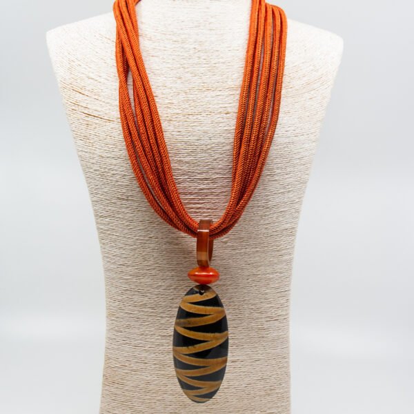 Collar asta largo cordón naranja y pieza rayada