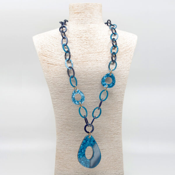 Collar colgante irregular azul