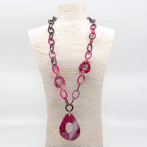 Collar colgante irregular fucsia