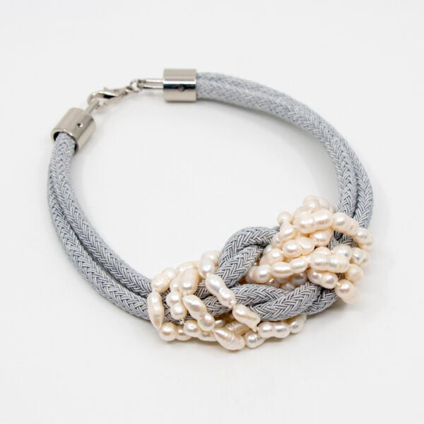 Collar gris nudo perlas