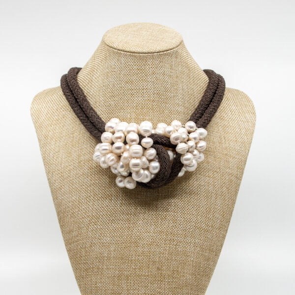 Collar marrón nudo perlas