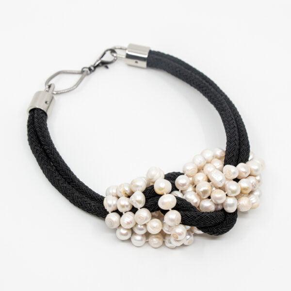 Collar negro nudo perlas