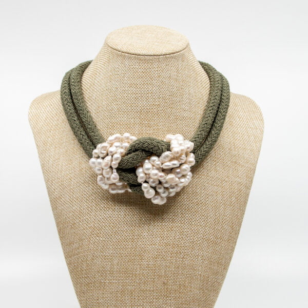 Collar verde nudo perlas