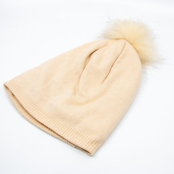Gorro liso con pompón vainilla
