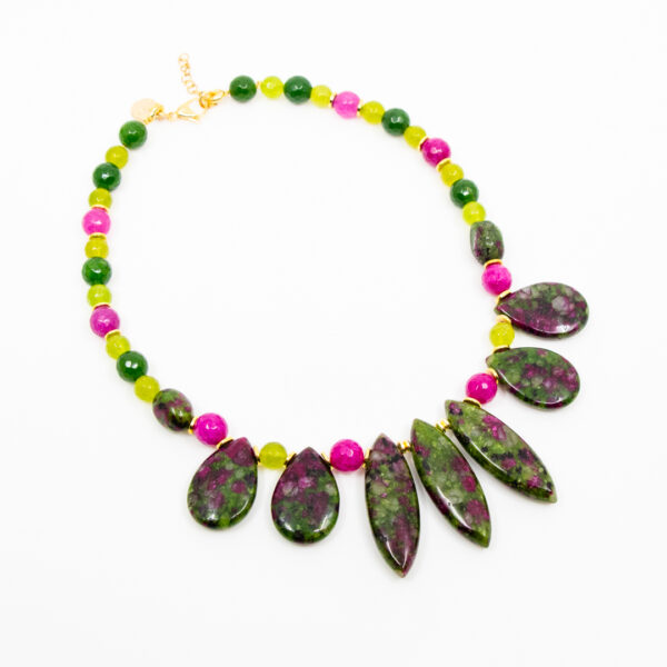 Collar de piedras naturales y ágatas verdes y fucsias