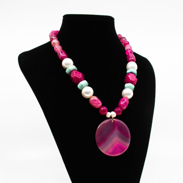 Collar de piedras naturales, perlas y ágata fucsia