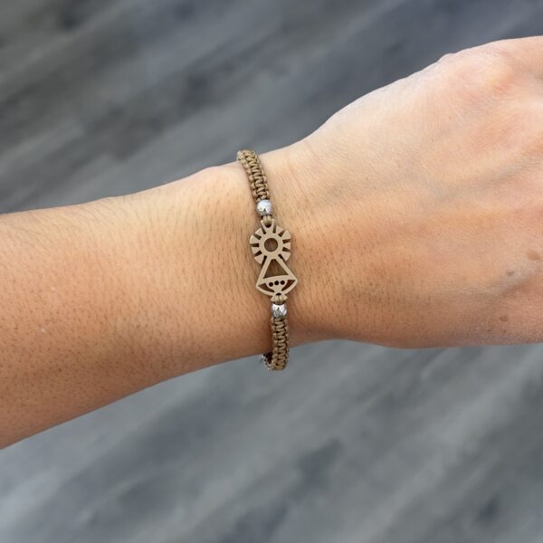 Pulsera macramé beige Virgen de Covadonga