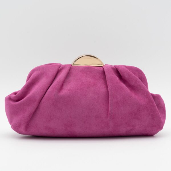 Bolso fucsia de fiesta tipo antelina con detalle de media luna metálica