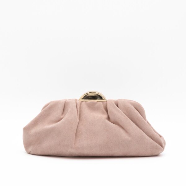 Bolso rosa palo de fiesta tipo antelina con detalle de media luna metálica