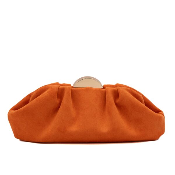 Bolso naranja de fiesta tipo antelina con detalle de media luna metálica