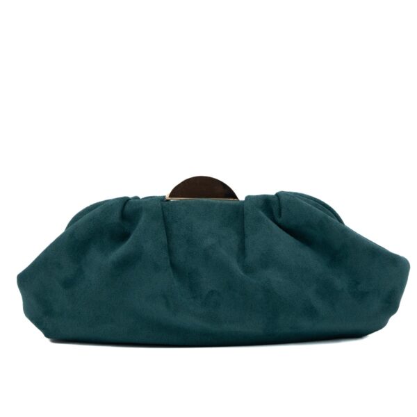 Bolso verde de fiesta tipo antelina con detalle de media luna metálica