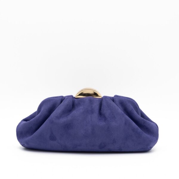 Bolso morado de fiesta tipo antelina con detalle de media luna metálica